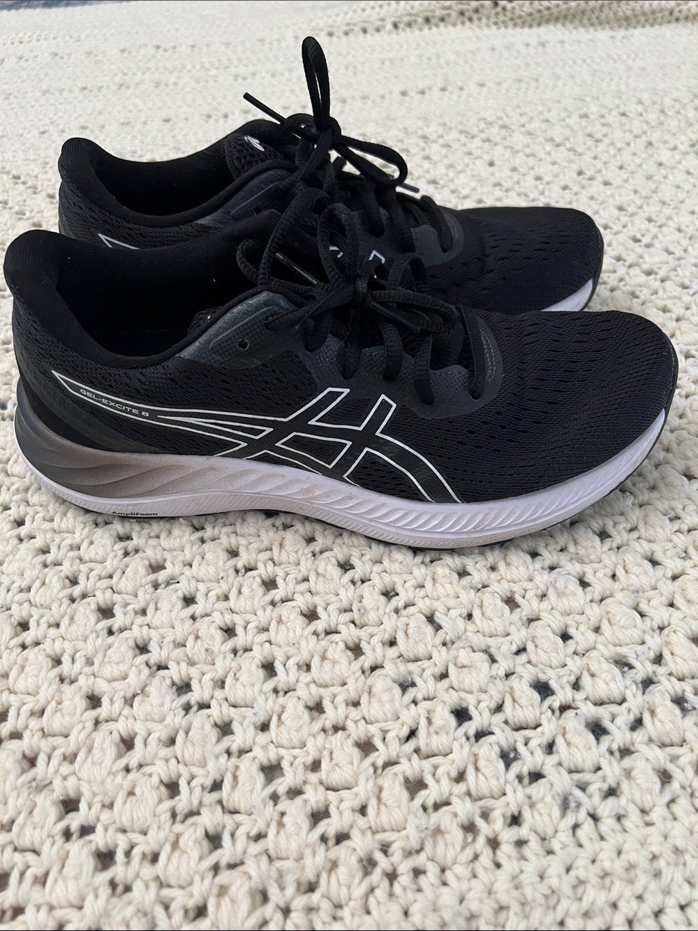 ASICS gel-excite8 women’s Black and White running shoes EUC size 8.5